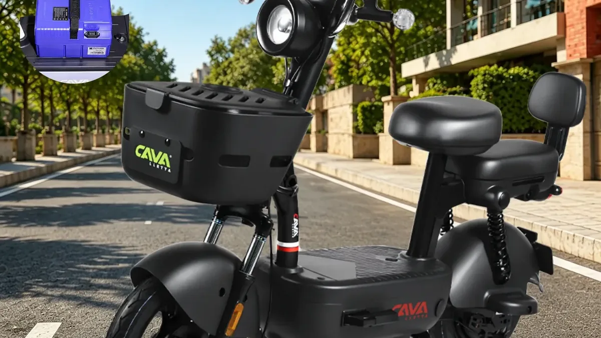 Bicicleta elétrica scooter preta com cesta frontal e banco duplo estacionada em rua urbana