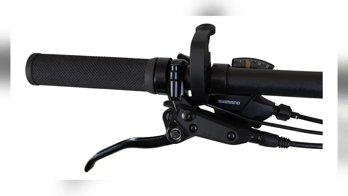 Manopla e alavanca de freio Shimano de uma bicicleta elétrica Caloi, um dos componentes que entram no valor da bicicleta elétrica