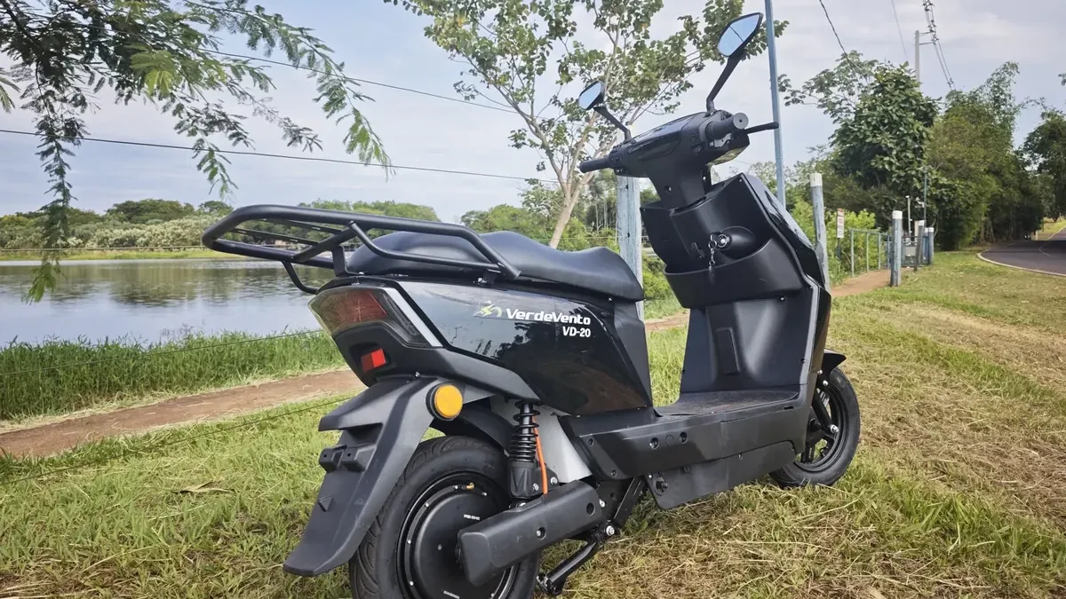 Moto elétrica scooter Verdevento VD-20 preta, com bagageiro traseiro, estacionada à beira de uma estrada